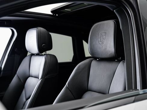 Used 2025 Porsche Macan image 10