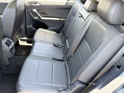Used 2018 Volkswagen Tiguan SEL FWD image 18