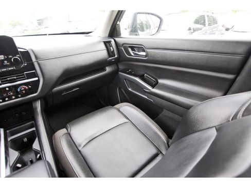 Used 2024 Nissan Pathfinder SL image 10