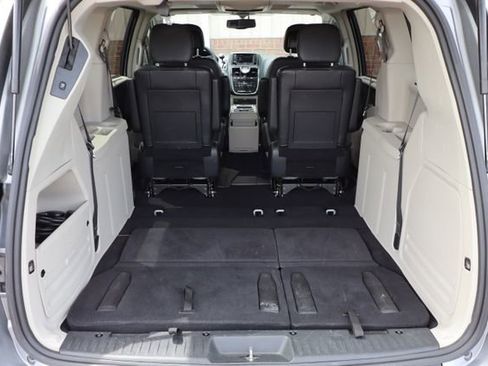 Used 2016 Chrysler Town & Country Touring-L FWD image 40