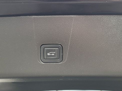 Used 2021 Chevrolet Traverse LT FWD image 11