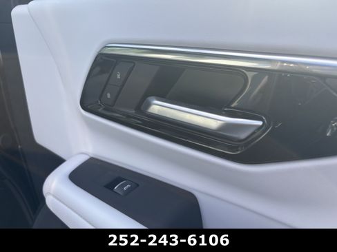 Used 2025 Chevrolet Suburban Premier RWD image 17
