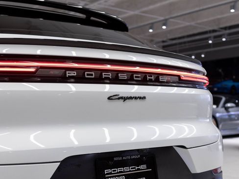 Certified 2025 Porsche Cayenne E-Hybrid Coupe image 32