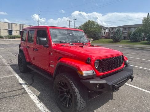 Used 2024 Jeep Wrangler Unlimited Sahara w/ Technology Group AWD/4WD image 3