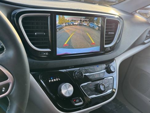 Used 2023 Chrysler Pacifica Touring-L image 15