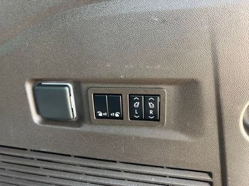 Used 2022 GMC Yukon XL SLT w/ SLT Premium Package AWD/4WD image 18