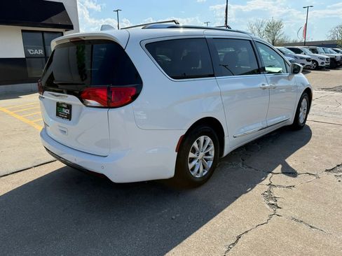Used 2019 Chrysler Pacifica Touring-L FWD image 16