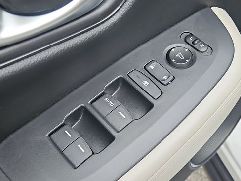 Certified 2025 Honda HR-V LX image 21