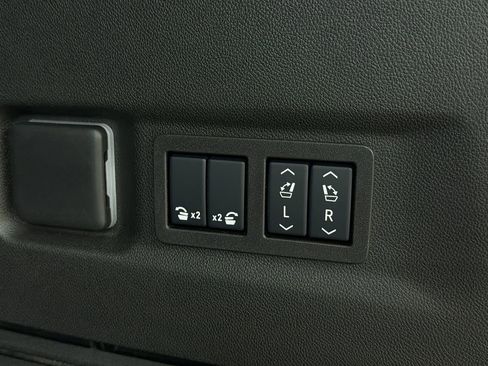 Used 2025 GMC Yukon XL Denali w/ Sun & Power Step Package image 15