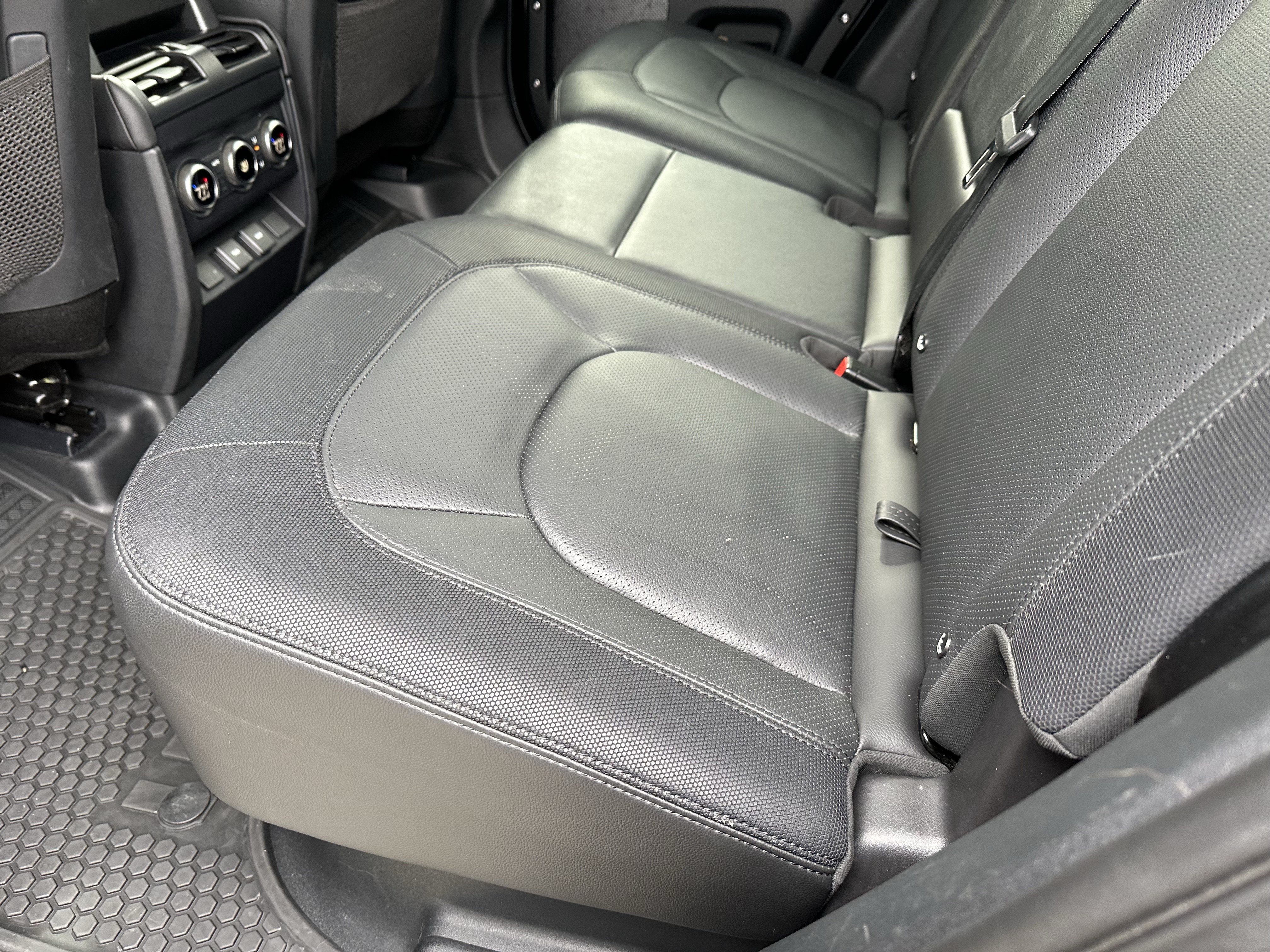 Certified 2024 Land Rover Defender 110 X-Dynamic SE AWD/4WD image 33