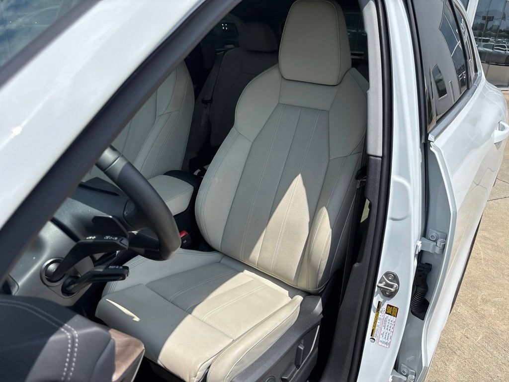 Used 2025 Audi Q5 Premium Plus w/ Premium Plus AWD/4WD image 18