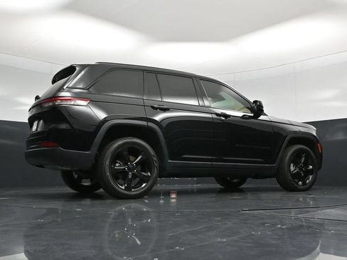 Used 2023 Jeep Grand Cherokee Limited w/ Black Appearance Package AWD/4WD image 57