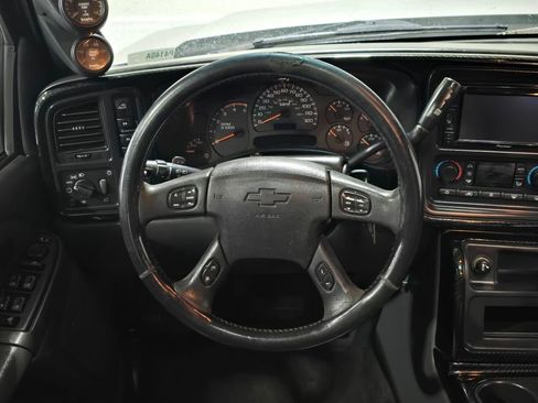 Used 2005 Chevrolet Silverado 2500 LT w/ Heavy-Duty Power Package image 10