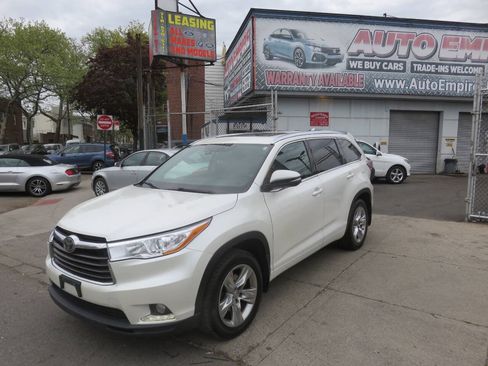 Used 2015 Toyota Highlander Limited w/ Driver Technology Package AWD/4WD image 2