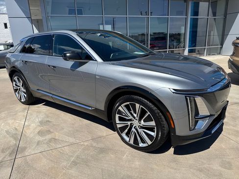 Used 2024 Cadillac Lyriq Luxury w/ LPO, Floor Liner Package AWD/4WD image 7