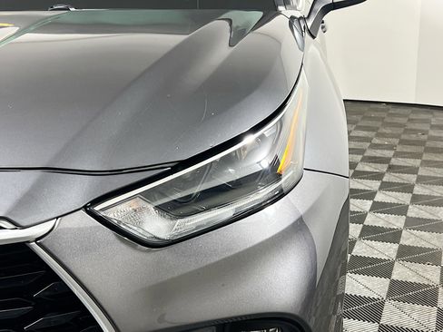 Used 2021 Toyota Highlander XLE FWD image 11