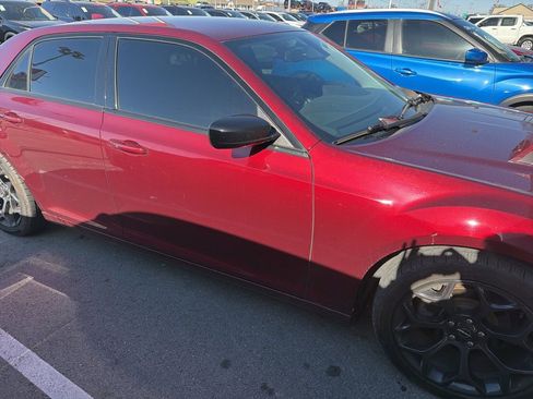 Used 2019 Chrysler 300 Touring w/ Sport Appearance Package image 4