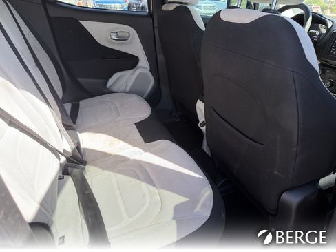 Used 2020 Jeep Renegade Latitude FWD image 27