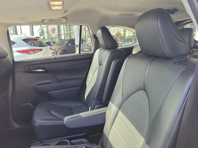 Used 2021 Toyota Highlander XLE AWD/4WD image 16