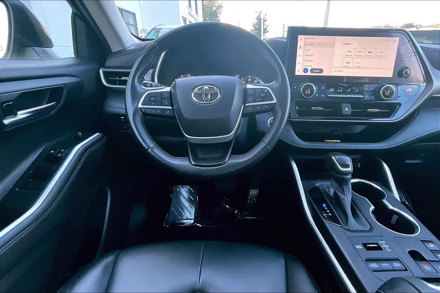 Used 2023 Toyota Highlander XLE AWD/4WD image 5