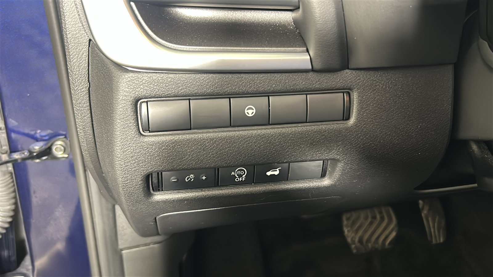 Used 2025 Nissan Rogue SV FWD image 24