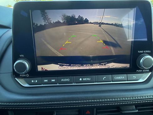 Used 2024 Nissan Rogue S FWD image 25