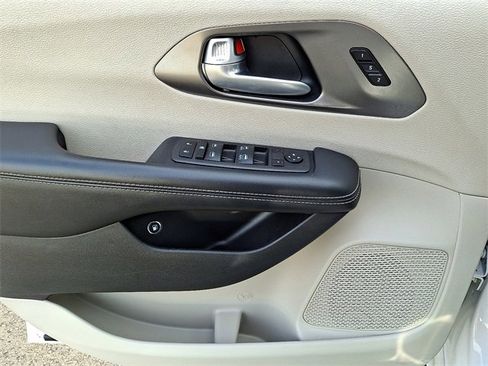 Used 2024 Chrysler Pacifica Select image 19