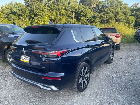 Used 2025 Mitsubishi Outlander SE AWD/4WD image 2