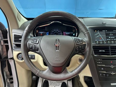 Used 2019 Lincoln MKT AWD image 18
