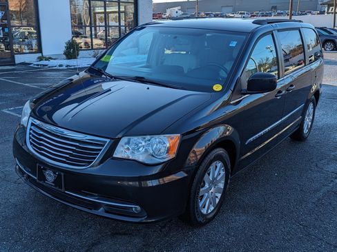 Used 2013 Chrysler Town & Country Touring image 3