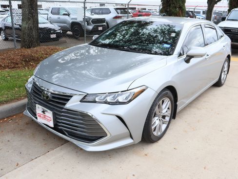 Used 2020 Toyota Avalon XLE w/ Carpet Mat Package image 4