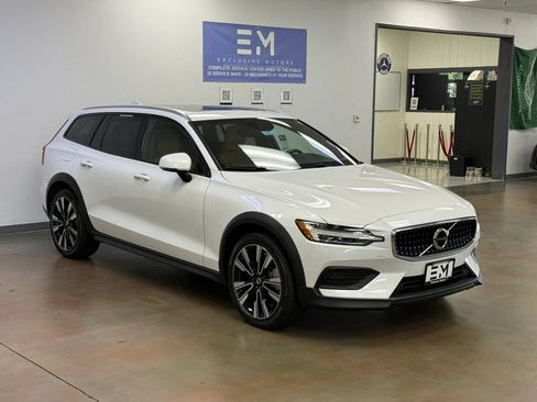 Used 2020 Volvo V60 T5 Cross Country AWD/4WD image 2