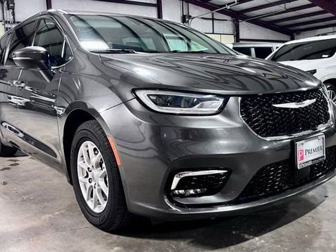 Used 2023 Chrysler Pacifica Touring-L FWD image 1