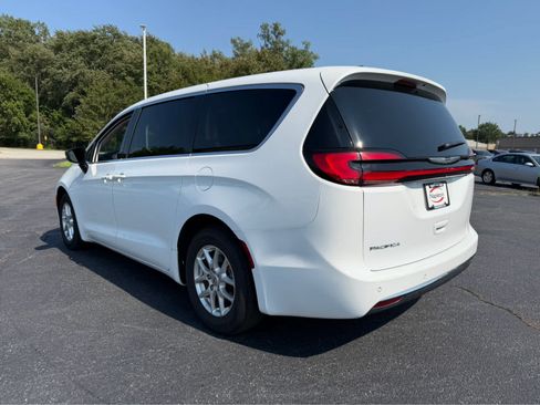 Used 2024 Chrysler Pacifica Touring-L FWD image 6