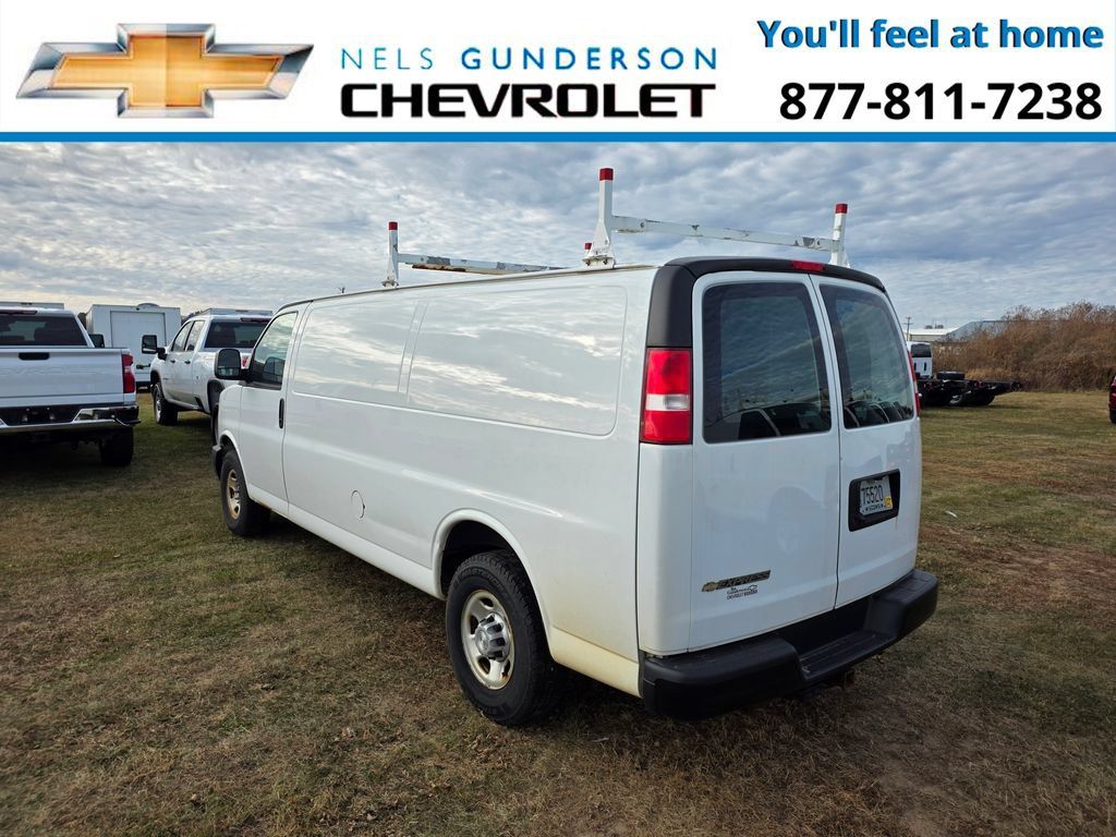 Used 2017 Chevrolet Express 3500 Extended RWD image 4