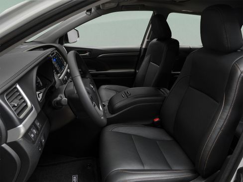 Used 2019 Toyota Highlander Limited Platinum FWD image 16