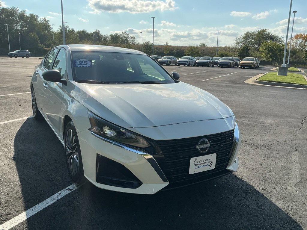 Used 2025 Nissan Altima 2.5 SV FWD image 14