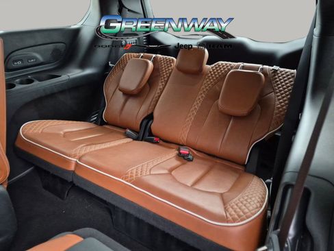 Used 2024 Chrysler Pacifica Pinnacle FWD image 12