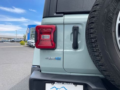 Used 2023 Jeep Wrangler Unlimited Sahara w/ Cold Weather Group AWD/4WD image 14