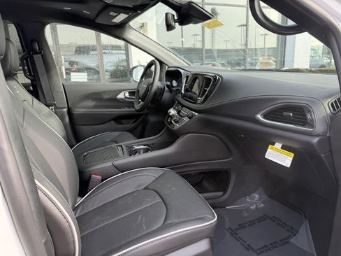 New 2026 Chrysler Pacifica Limited image 23