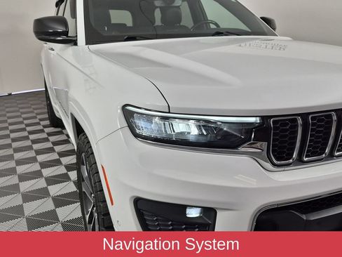 Certified 2022 Jeep Grand Cherokee Overland AWD/4WD image 11