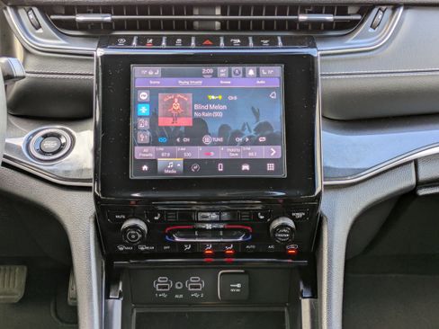 Used 2023 Jeep Grand Cherokee Altitude image 18