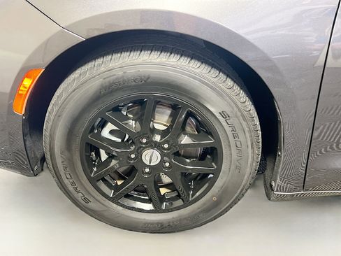 Used 2023 Chrysler Pacifica Touring-L image 13