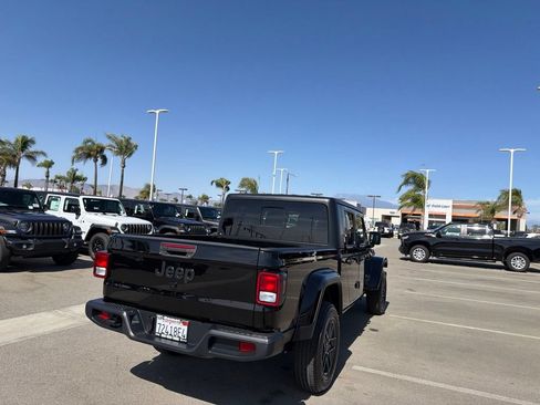 Used 2024 Jeep Gladiator Sport AWD/4WD image 8