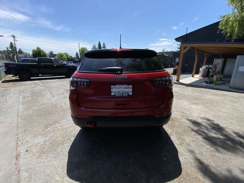 Used 2025 Jeep Compass Trailhawk AWD/4WD image 5