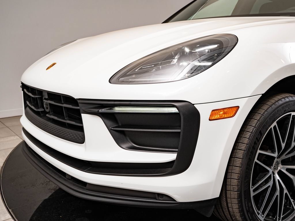 Certified 2026 Porsche Macan AWD/4WD image 17