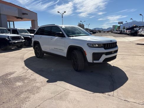 New 2026 Jeep Grand Cherokee Altitude image 3