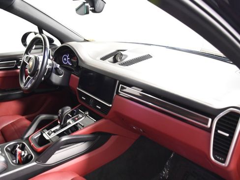 Used 2020 Porsche Cayenne S image 19