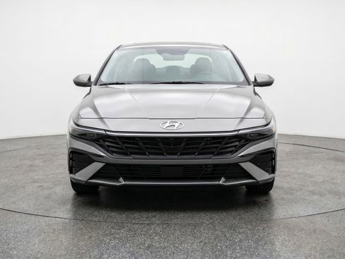 Used 2025 Hyundai Elantra Limited FWD image 2