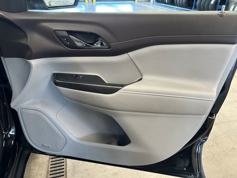 Used 2023 GMC Acadia SLT image 19